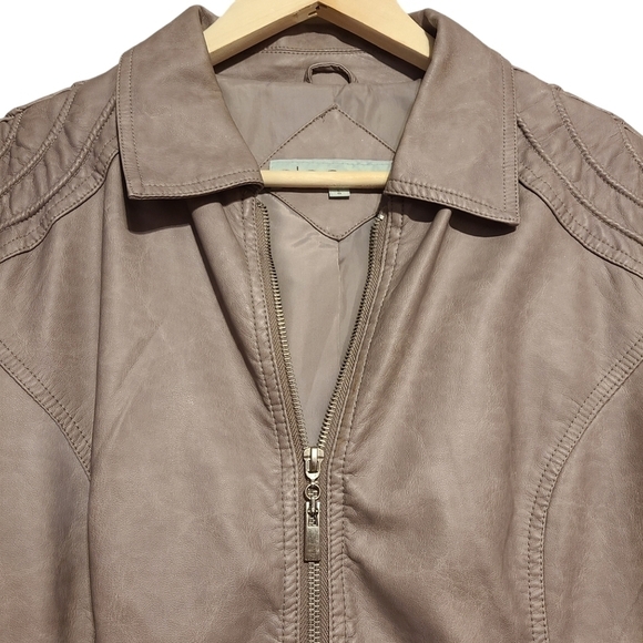 Cleo Petites Sz.L sleek classic corpcore polished zip up faux leather jacket - Picture 2 of 14